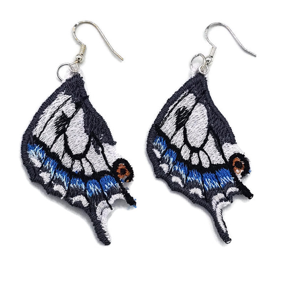Ailes de papillon bleu - Boucles d'oreilles brodées par Artis'Anna
