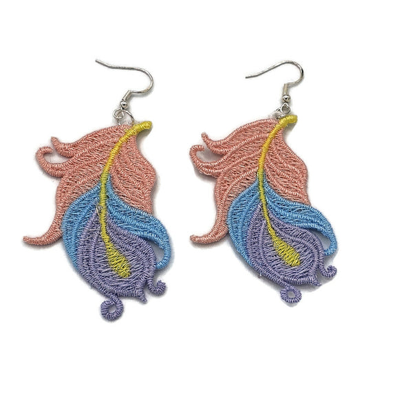 Plumes colorées - Boucles d'oreilles brodées par Artis'Anna