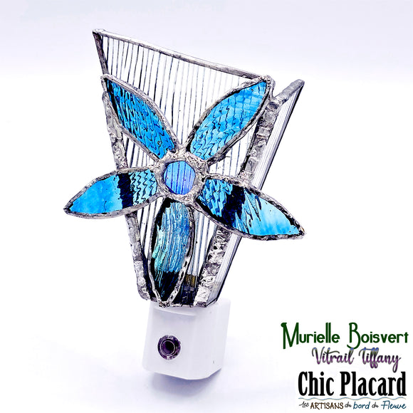 Fleur bleue en veilleuse - Vitrail par Murielle Boisvert