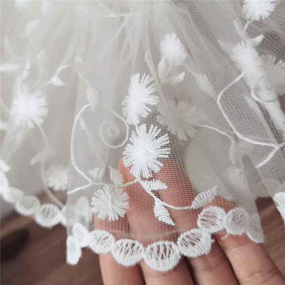 Light lace with white flowers 12cm (at 1/2m)