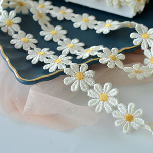 Embroidered daisy ribbon 2.2 cm (1/2 m tall)
