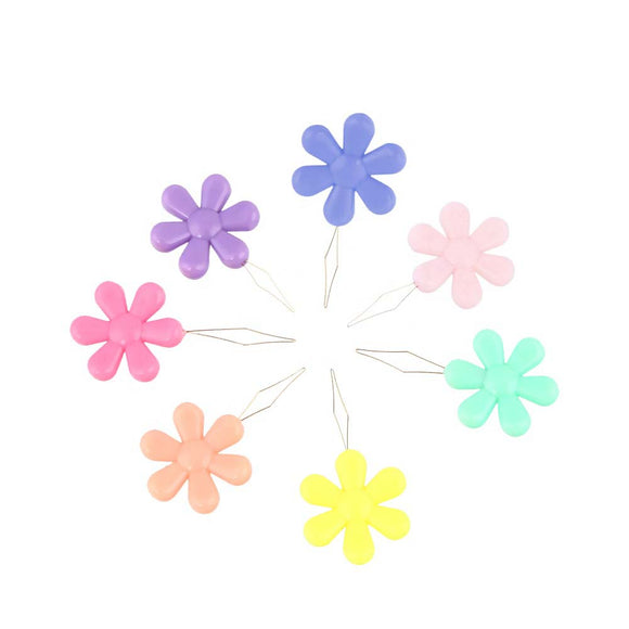Enfileur à aiguille petites fleurs colorées